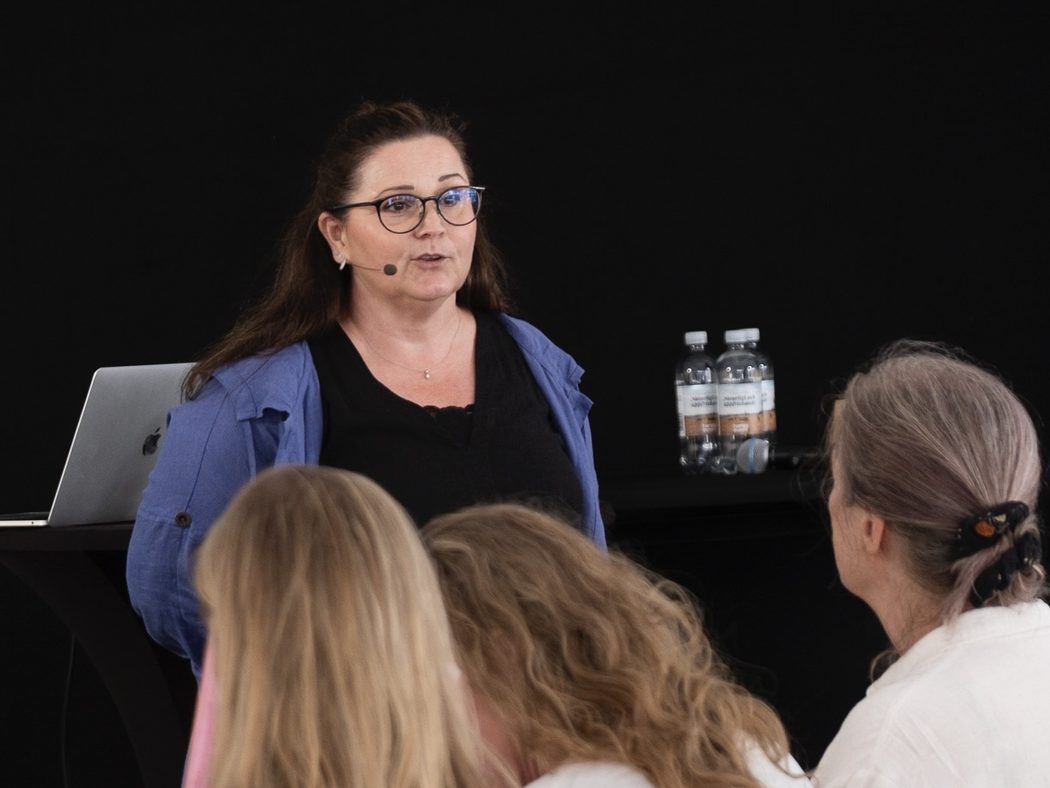Helena Didehvar leder ett arbetspass med en grupp deltagare